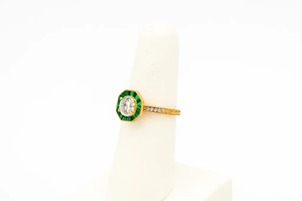 Art-Deco Diamond and Emerald Ring - Image 2